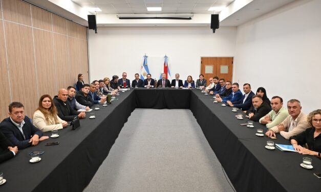 Frigerio y los intendentes del PJ: La disputa por el costo del ajuste en medio de la asfixia financiera