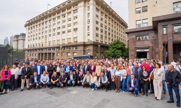 Intendentes de todo el país marcharon al Ministerio de Economía