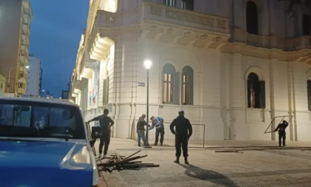Fuerte operativo policial rodeó Casa de Gobierno en la previa de la sesión por la reforma previsional